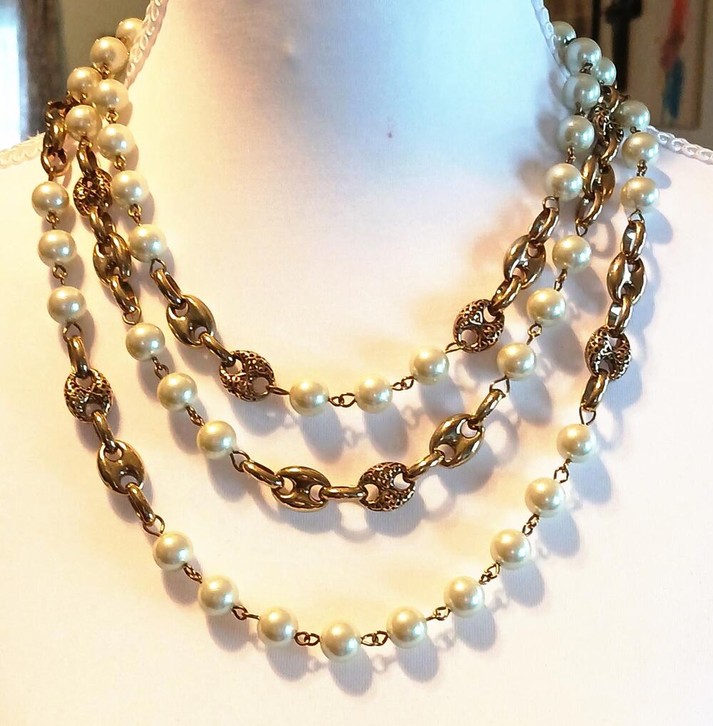 Vintage Gold Tone Glass Pearl Beads Necklace